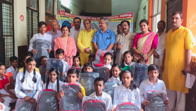 *रानी रेवती देवी कॉलेज में एआईएफटीपी द्वारा स्कूल बैग का वितरण किया गया*