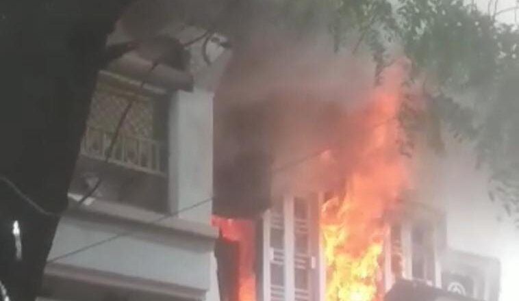 मुट्ठीगंज के सरैया मोहल्ले में गर्ल्स हॉस्टल में लगी भीषण आग,सारा सामान जलकर खाख