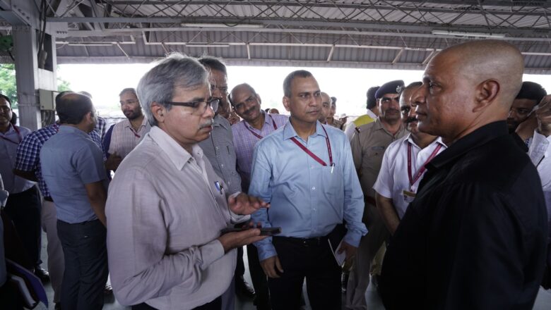 स्वच्छता पखवाड़ा के दृष्टिगत महाप्रबंधक उत्तर मध्य रेलवे,सतीश कुमार ने प्रयागराज जंक्शन रेलवे स्टेशन का किया निरिक्षण