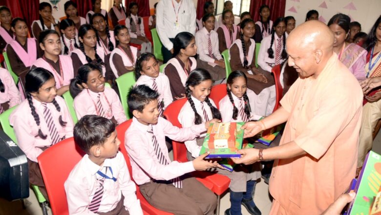 मुख्यमंत्री ने जनपद गोरखपुर में संकेत राजकीय मूक बधिर विद्यालय का निरीक्षण किया