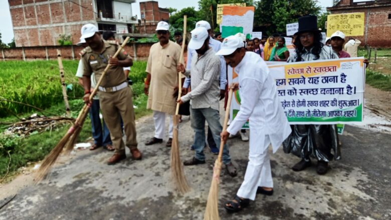 विधायक गुरू प्रसाद मौर्य द्वारा स्वच्छता जागरूकता रैली को हरी झण्डी दिखाकर किया रवाना