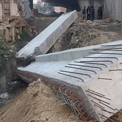 गंगा नदी पर बन रहे पुल का एक हिस्सा गिरा,मचा हडकंम्प