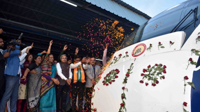 प्रयागराज स्टेशन पर वाराणसी-नई दिल्ली के मध्य संचालित दूसरी नई वंदे भारत एक्सप्रेस ट्रेन का भव्य स्वागत हुआ