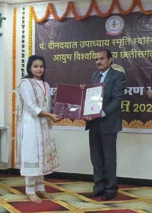 मेजा की बेटी डॉ सोनाली शुक्ला ने रायपुर में बीएचएमएस में किया टॉप