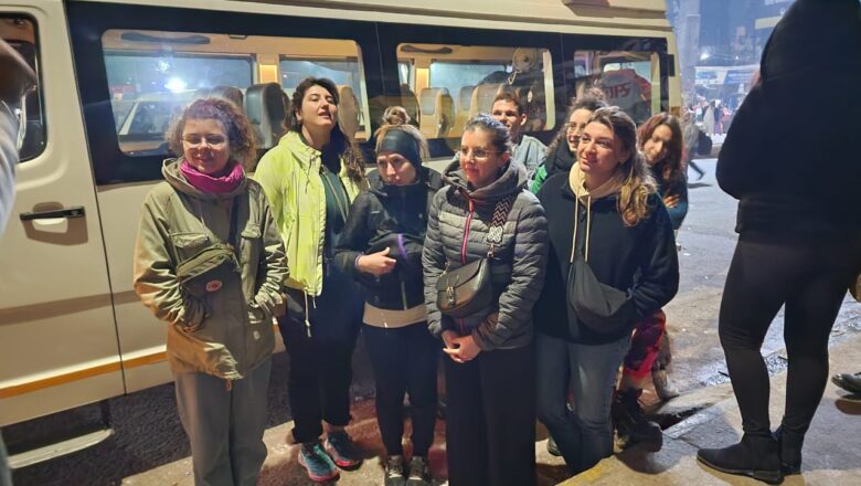 इटली से माघ मेला में आए 11 पर्यटकों के समूह ने कहा – “थैंक यू यूपी पुलिस”