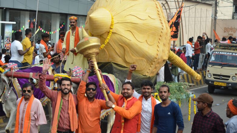 गदा यात्रा में दिखा हिंदुओं का विशाल शक्ति प्रदर्शन, विशाल गदा के साथ झूमे युवा